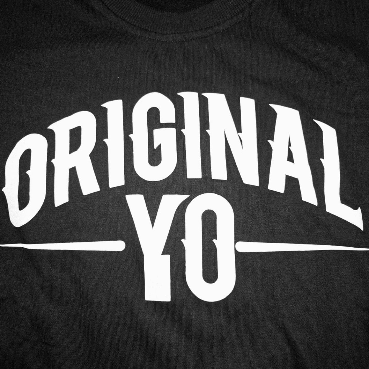 SUDADERA CUELLO REDONDO YONER NEGRA ORIGINAL YO