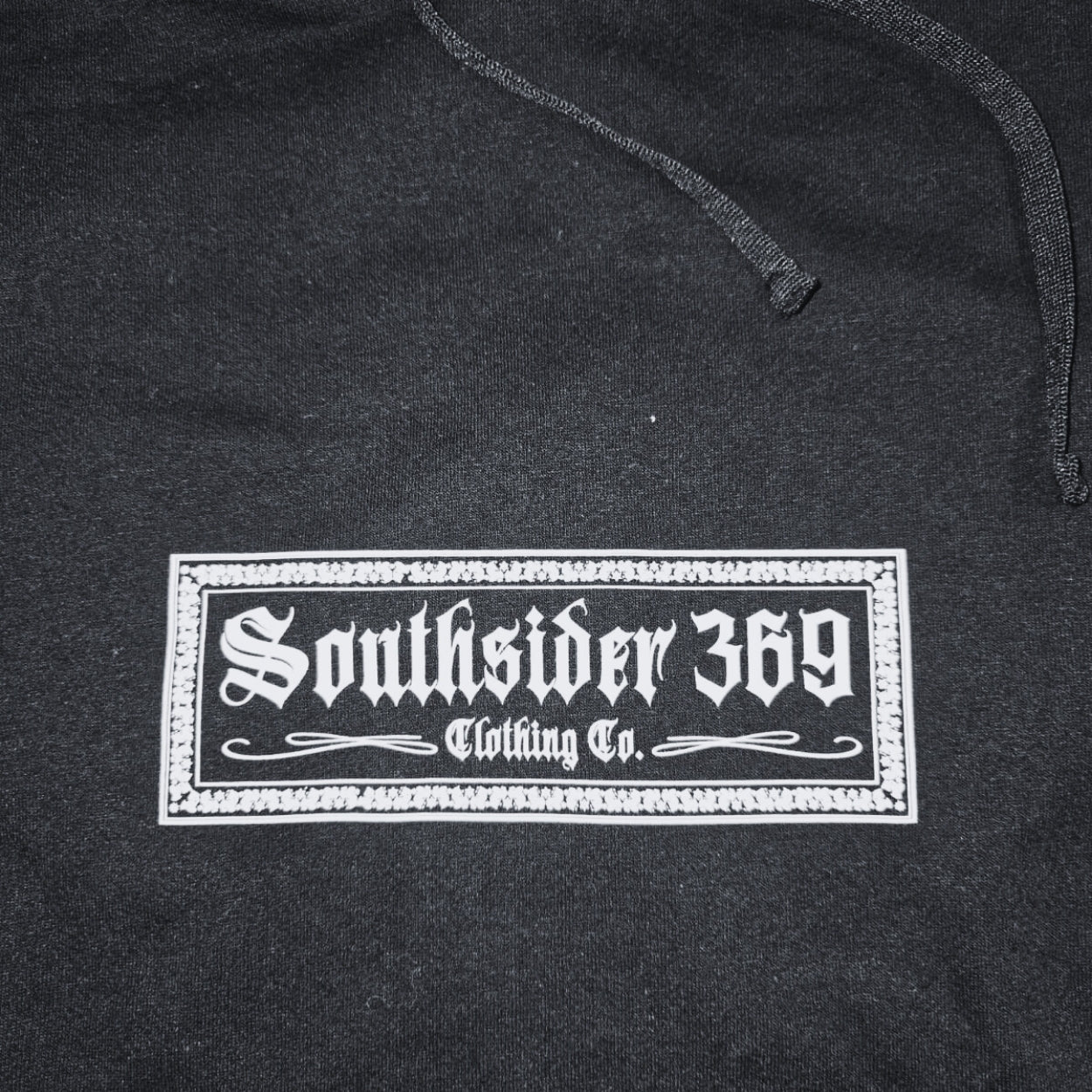 HOODIE BASICA SS NEGRA RECTANGULO EN EL PECHO