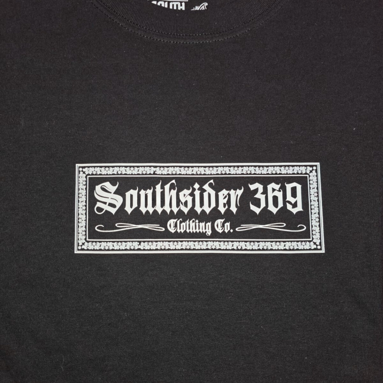 PLAYERA BASICA SS NEGRA RECTANGULO EN EL PECHO
