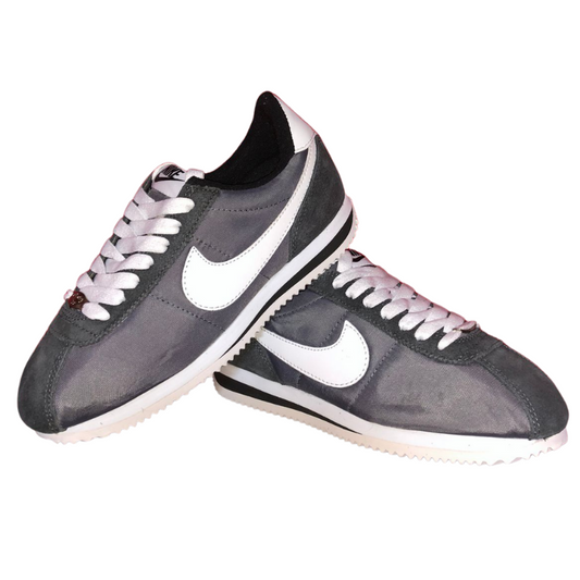 TENIS NIKE CORTEZ GRISES CON BLANCO
