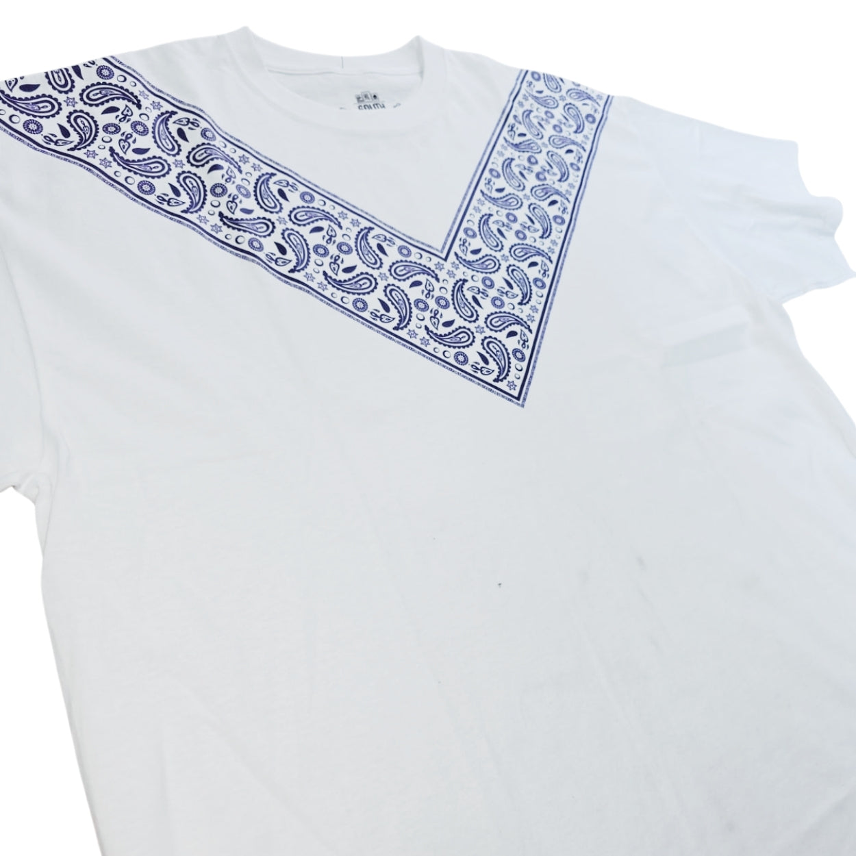 PLAYERA BASICA SS BLANCA V PAÑO EN EL PECHO