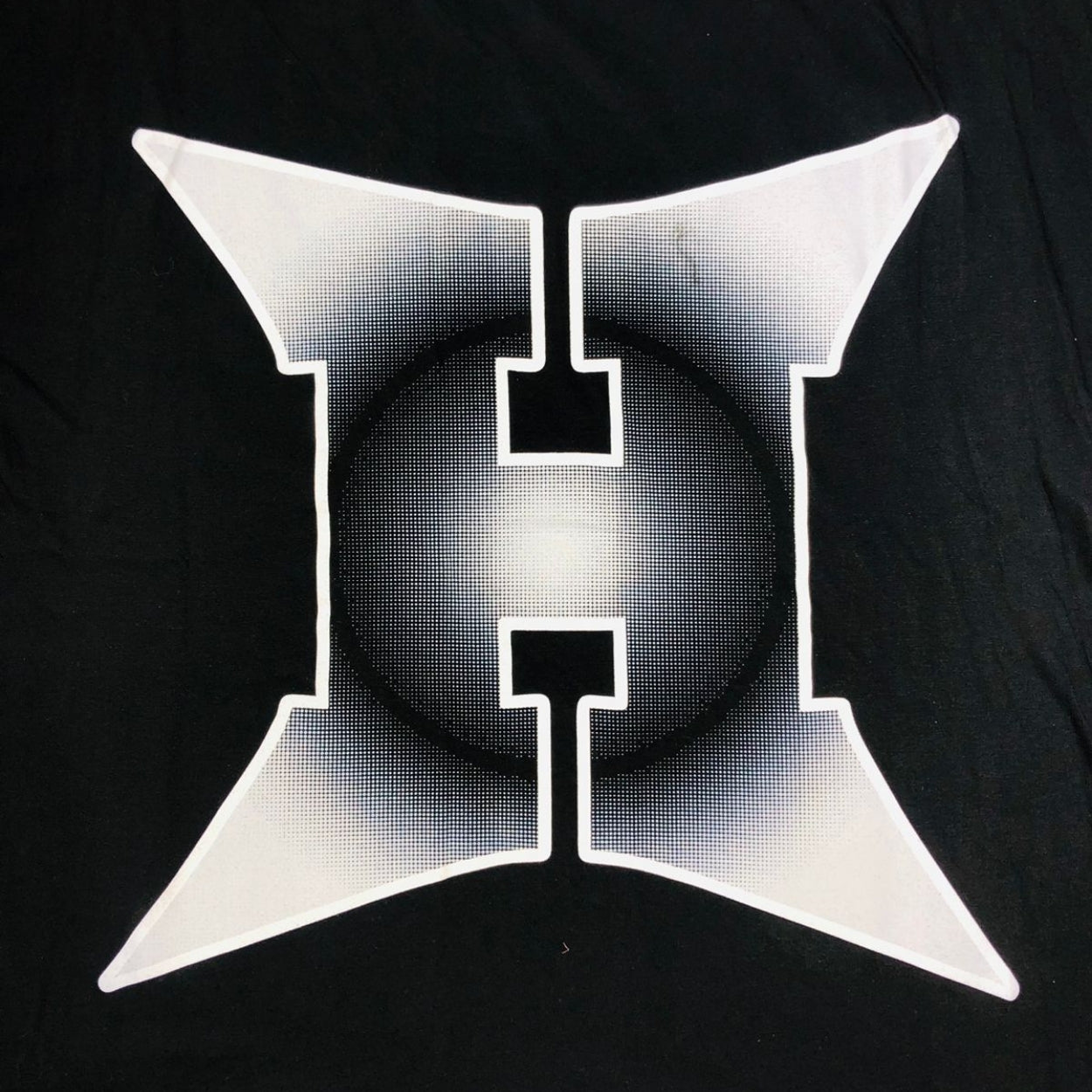 PLAYERA ALEMAN NEGRA H EN LA ESPALDA