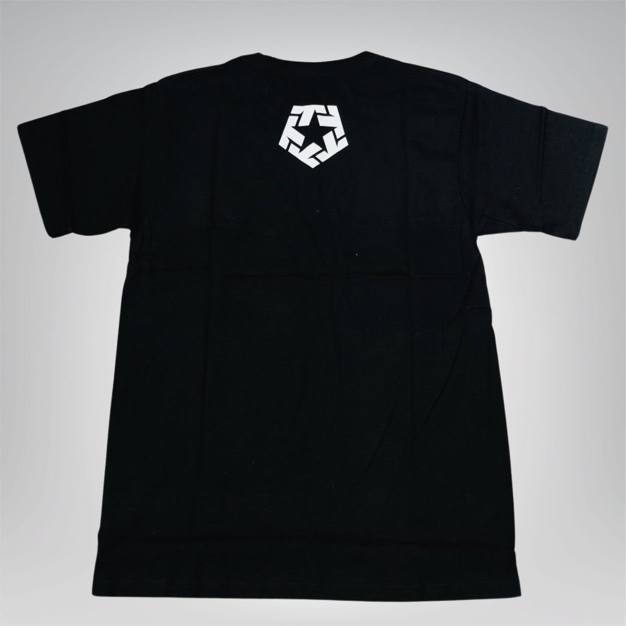 PLAYERA TRIBAL NEGRA LOGO EN EL PECHO