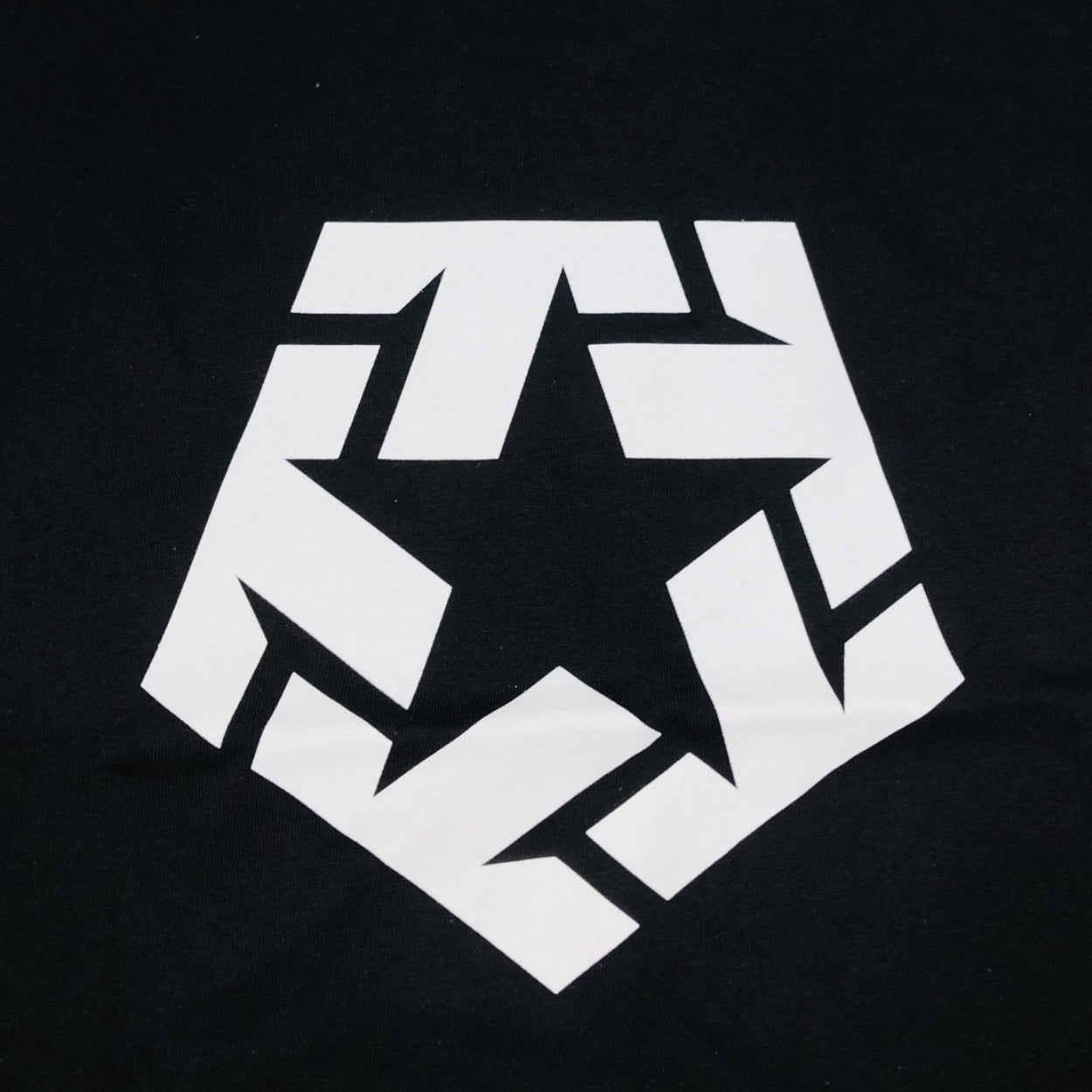 PLAYERA TRIBAL NEGRA LOGO EN EL PECHO