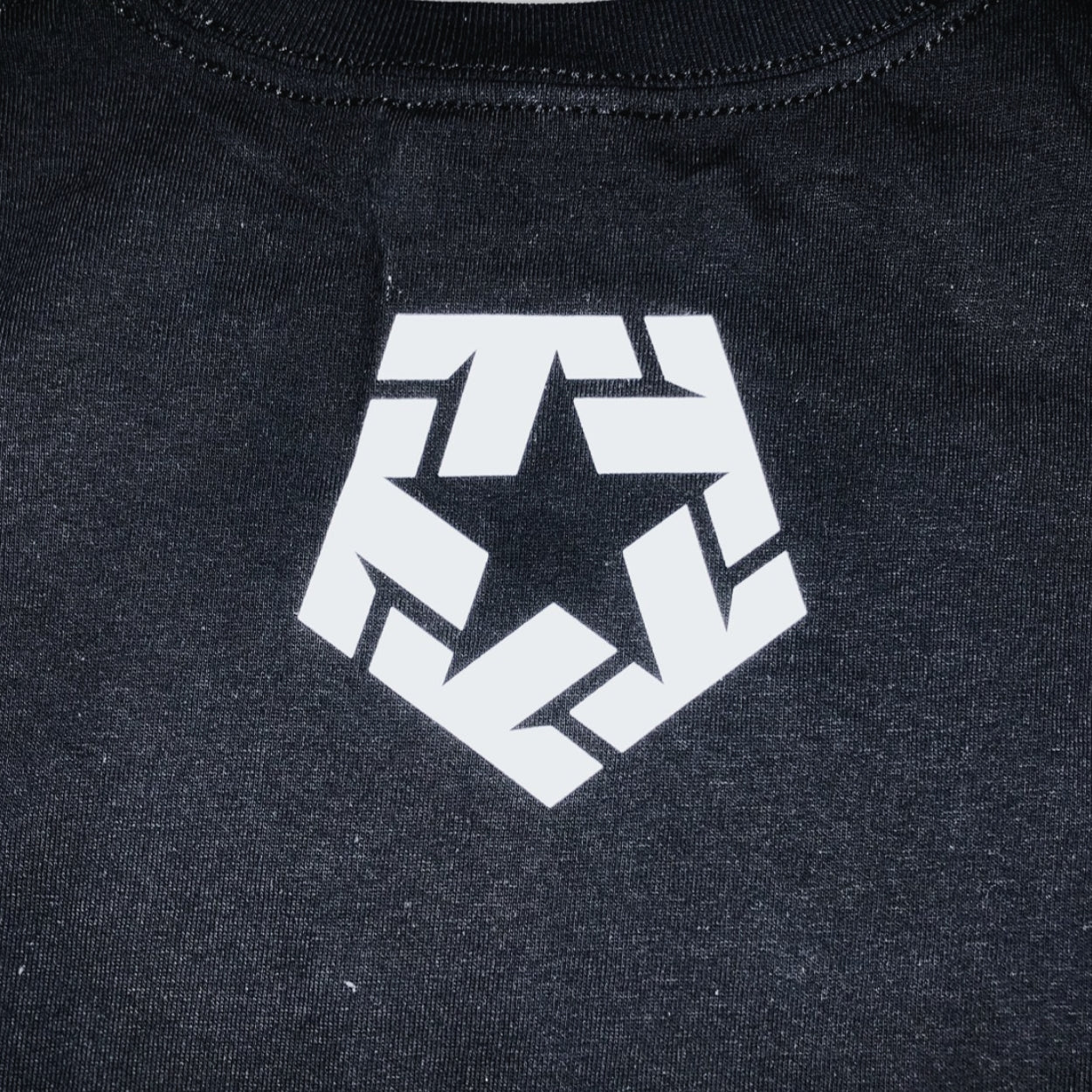 PLAYERA TRIBAL NEGRA LOGO EN EL PECHO