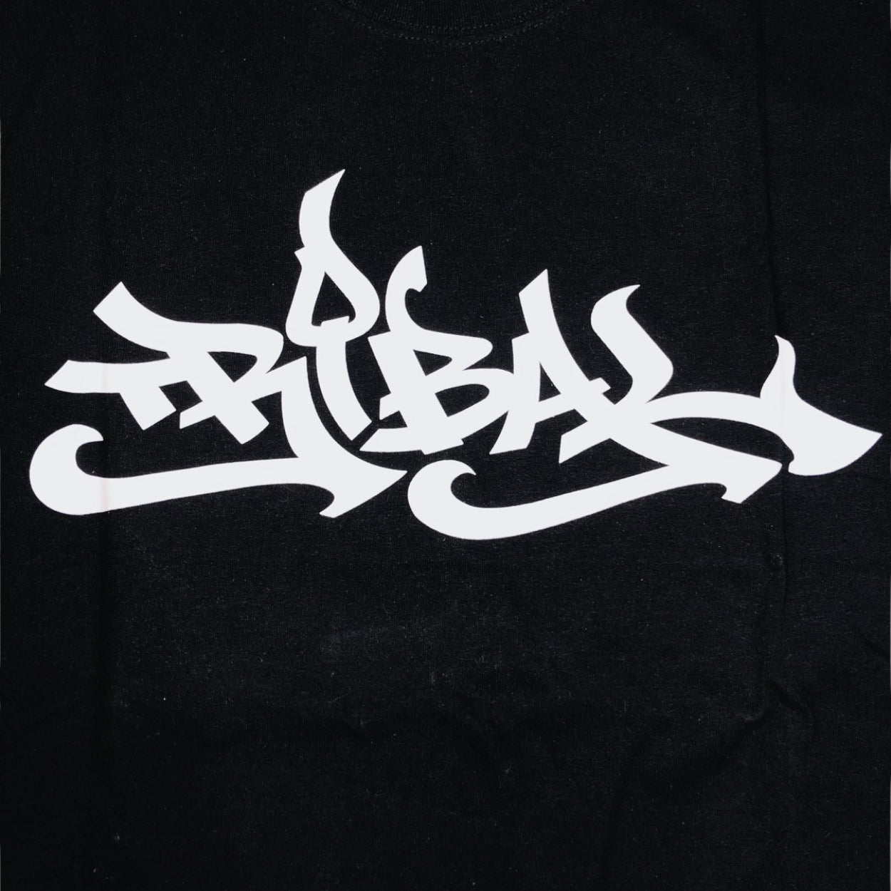 PLAYERA TRIBAL NEGRA GRAFITI