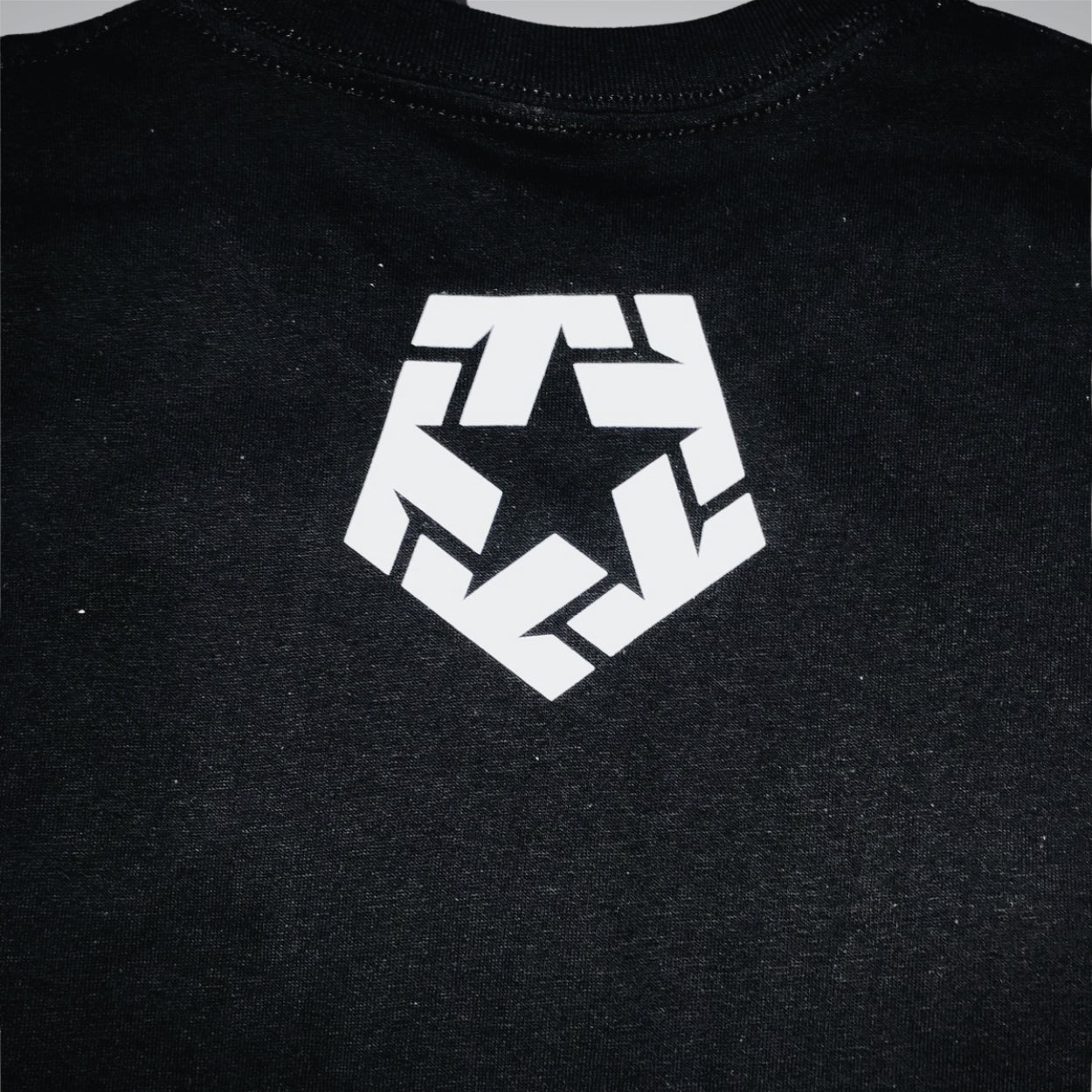 PLAYERA TRIBAL NEGRA GRAFITI
