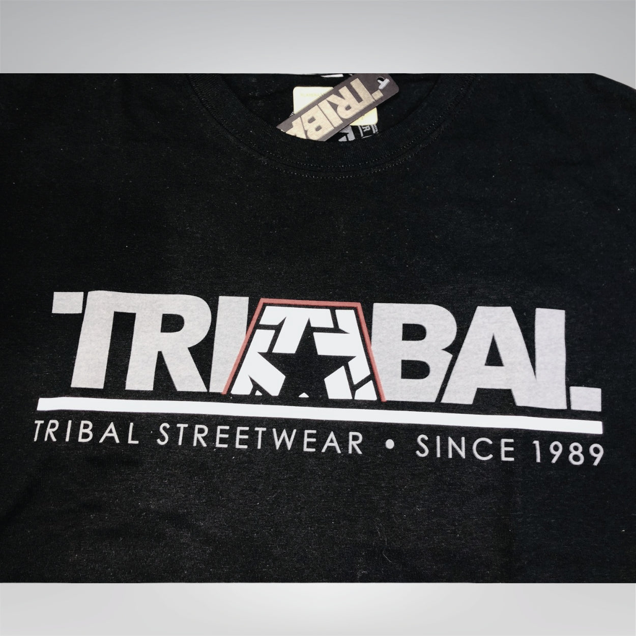 PLAYERA TRIBAL NEGRA SINCE GRIS
