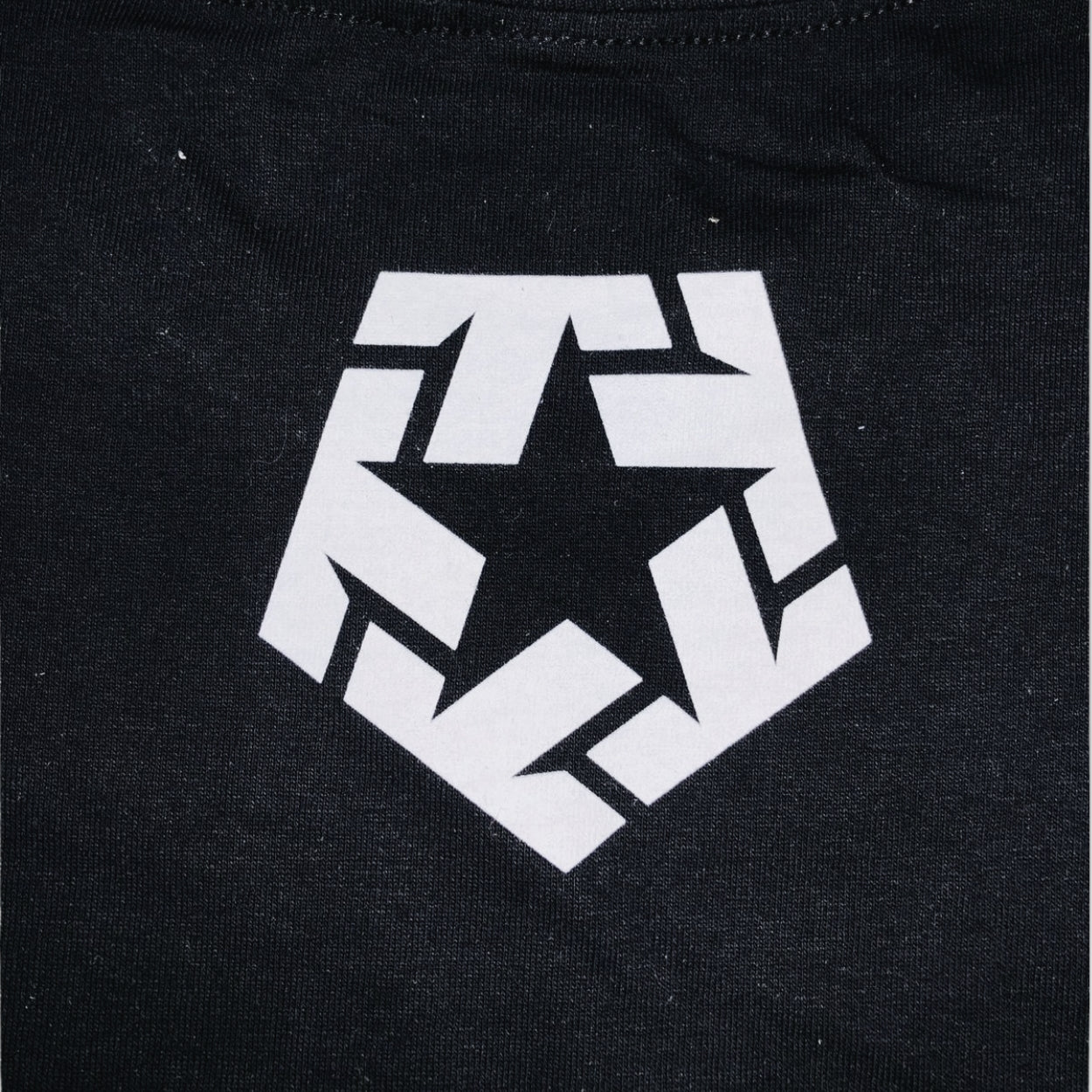 PLAYERA TRIBAL NEGRA SINCE GRIS