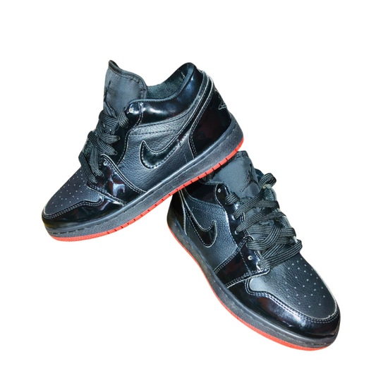 TENIS JORDAN R1 NEGROS CHOCLO SUELA ROJA