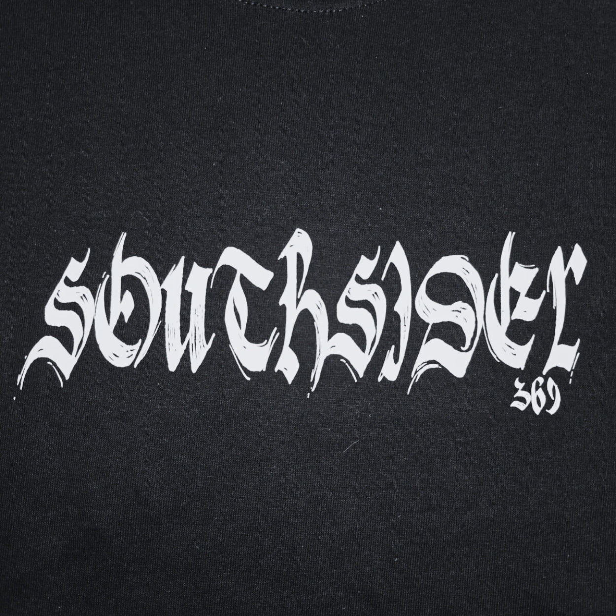 PLAYERA BASICA SS NEGRA LOGO EN EL PECHO