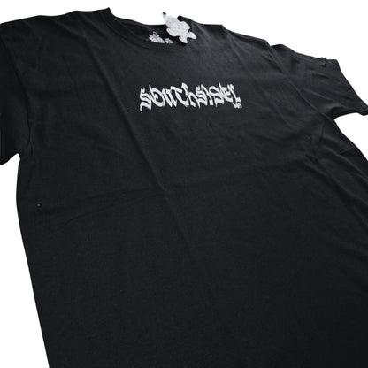 PLAYERA BASICA SS NEGRA LOGO EN EL PECHO