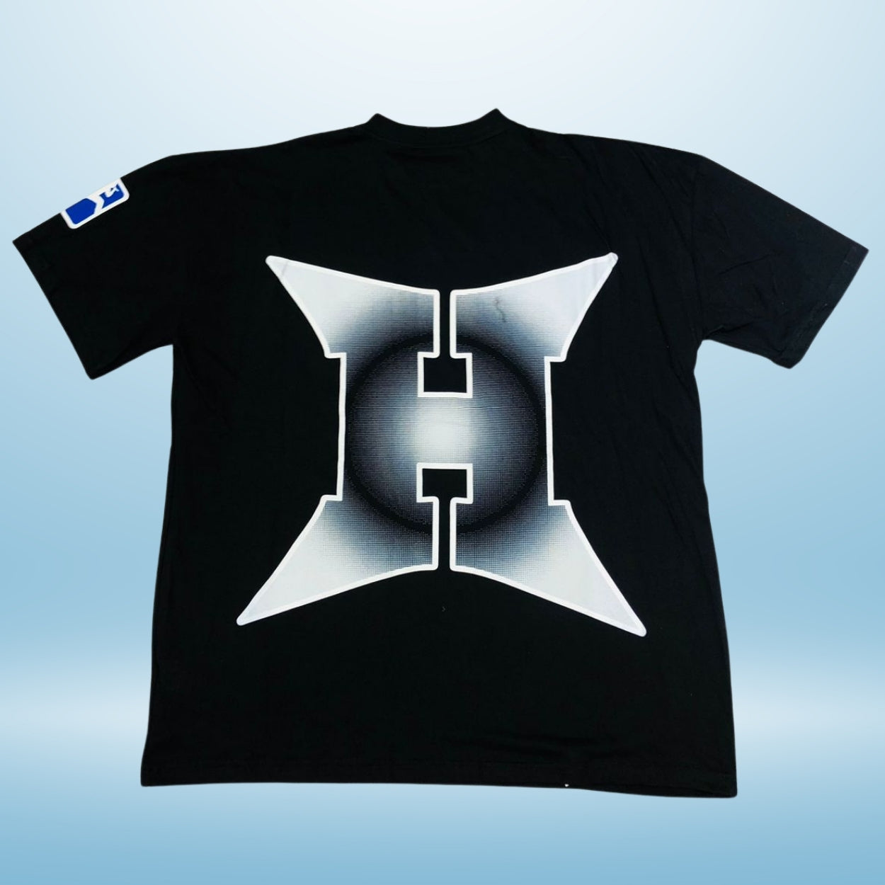 PLAYERA ALEMAN NEGRA H EN LA ESPALDA