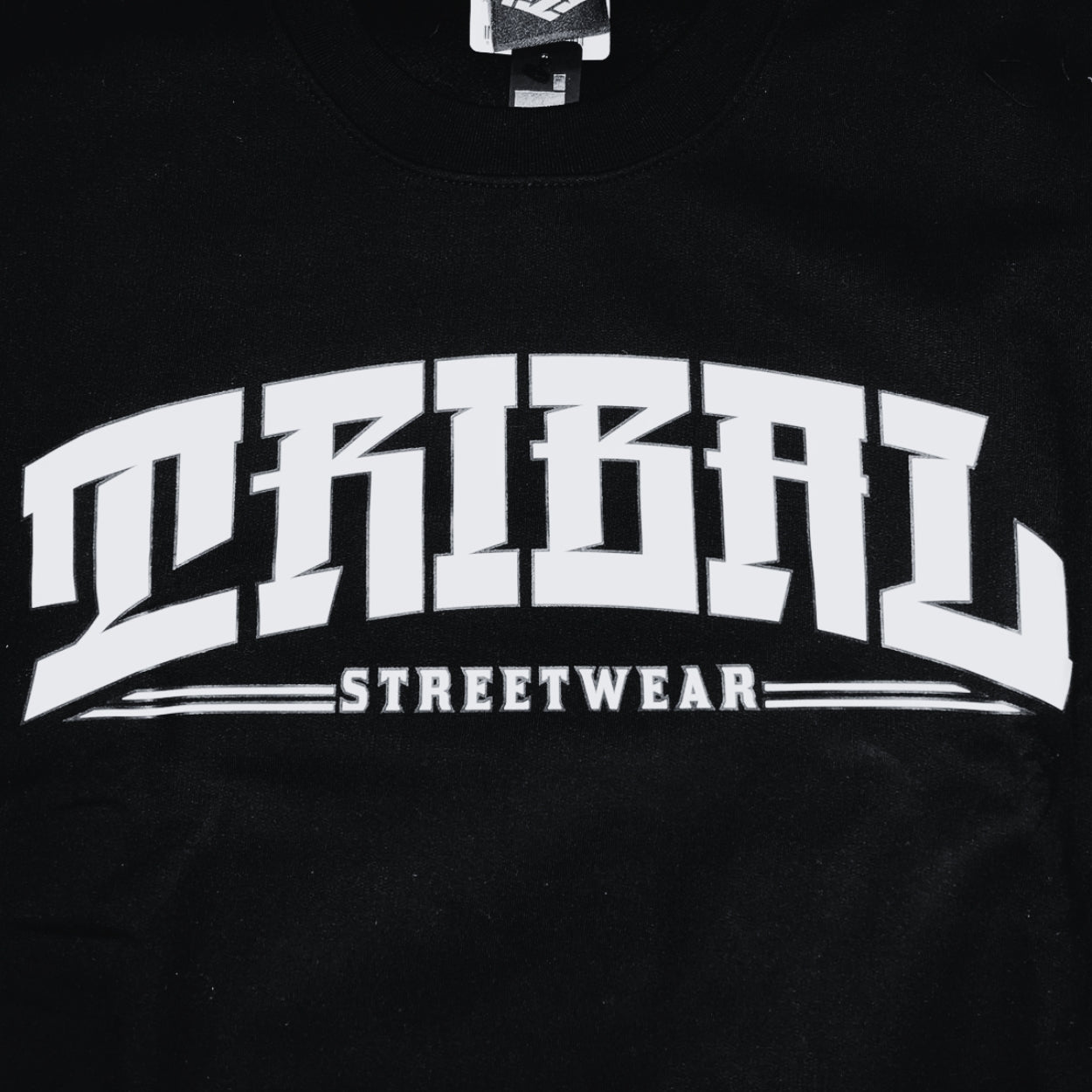 SUDADERA  DE CUELLO REDONDO TRIBAL NEGRA STREET WEAR