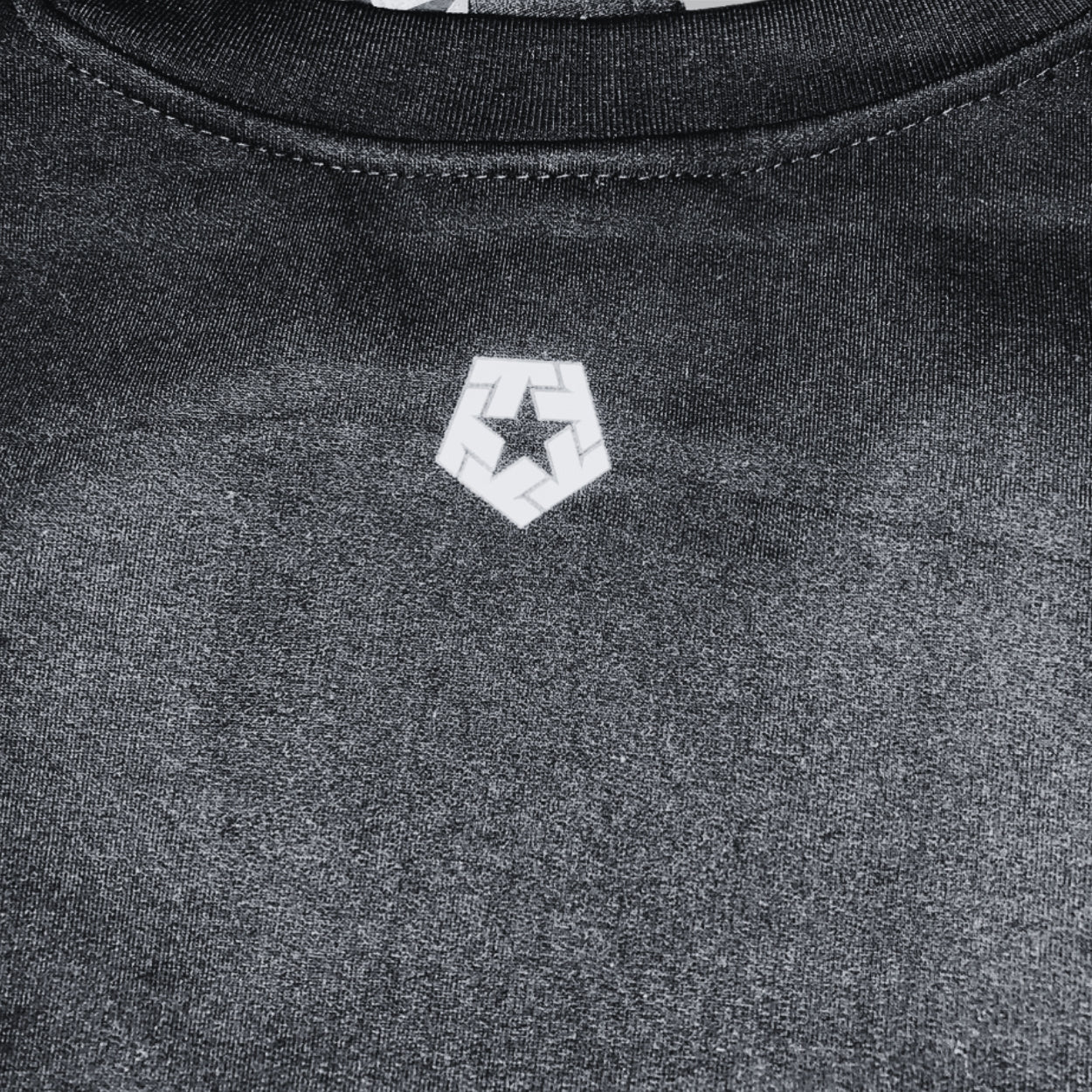 SUDADERA DE CUELLO REDONDO TRIBAL NEGRA GRAFITI