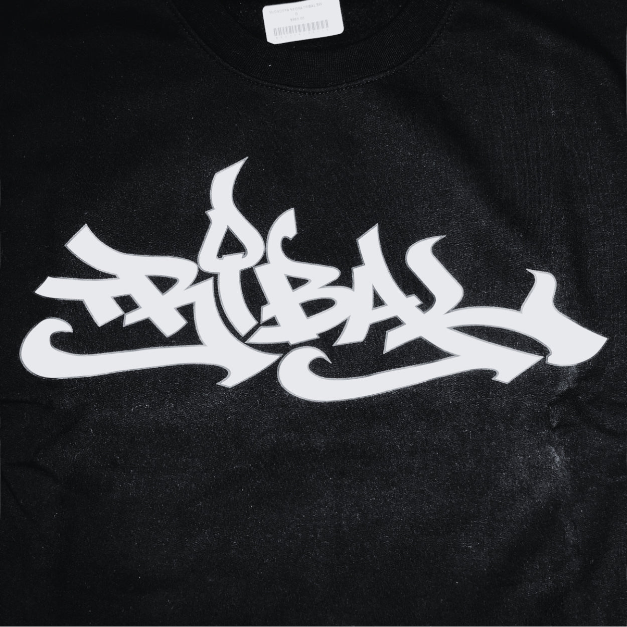 SUDADERA DE CUELLO REDONDO TRIBAL NEGRA GRAFITI