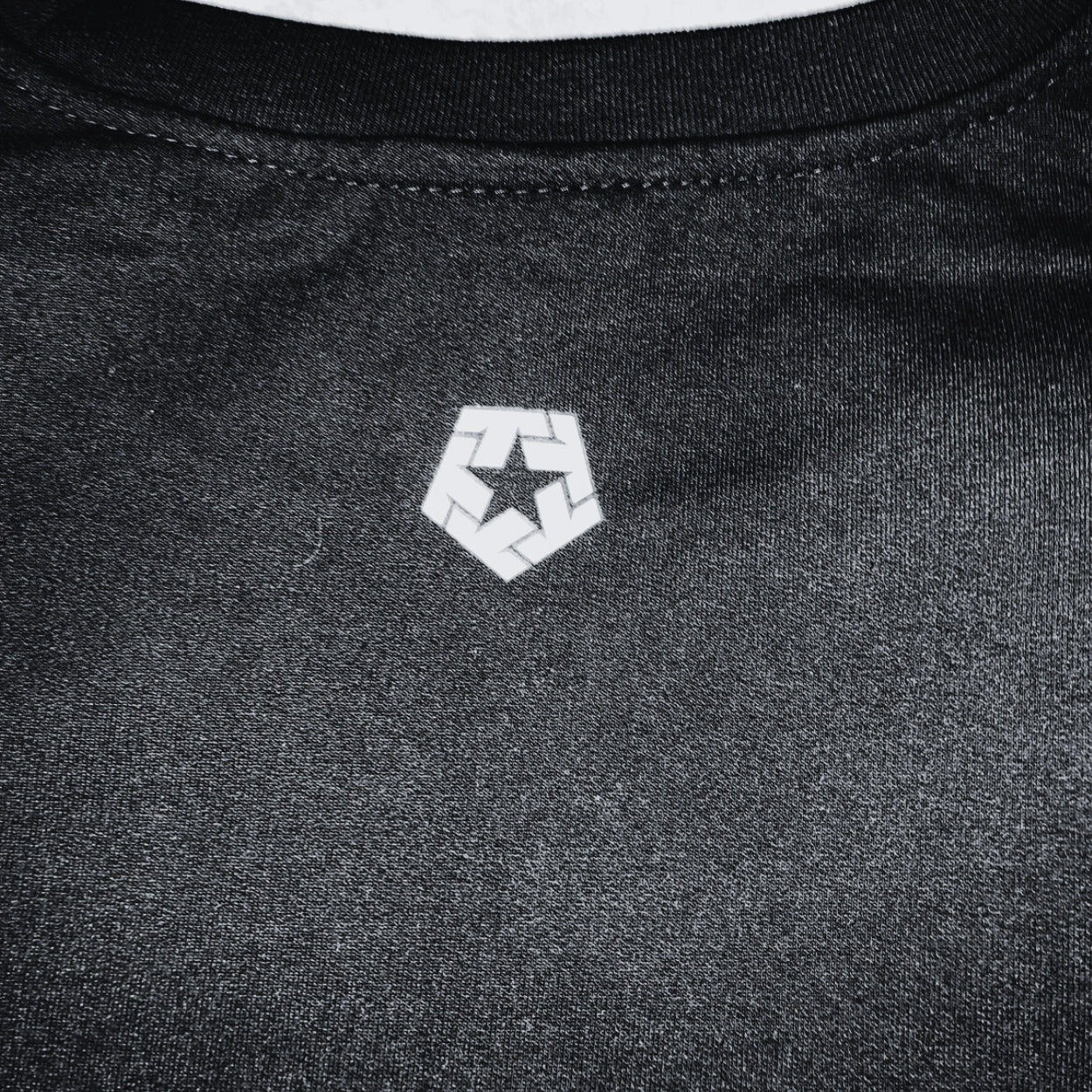 SUDADERA DE CUELLO REDONDO TRIBAL NEGRA LOGO CLASICO