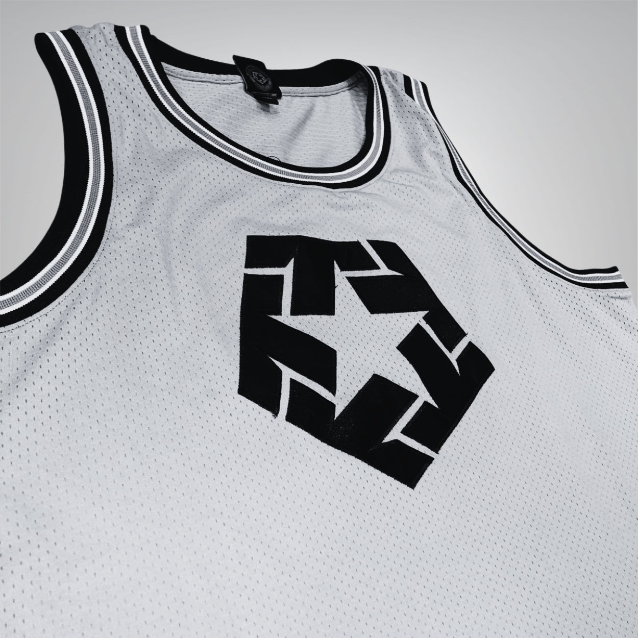 JERSEY TRIBAL GRIS TIPO BASQUET