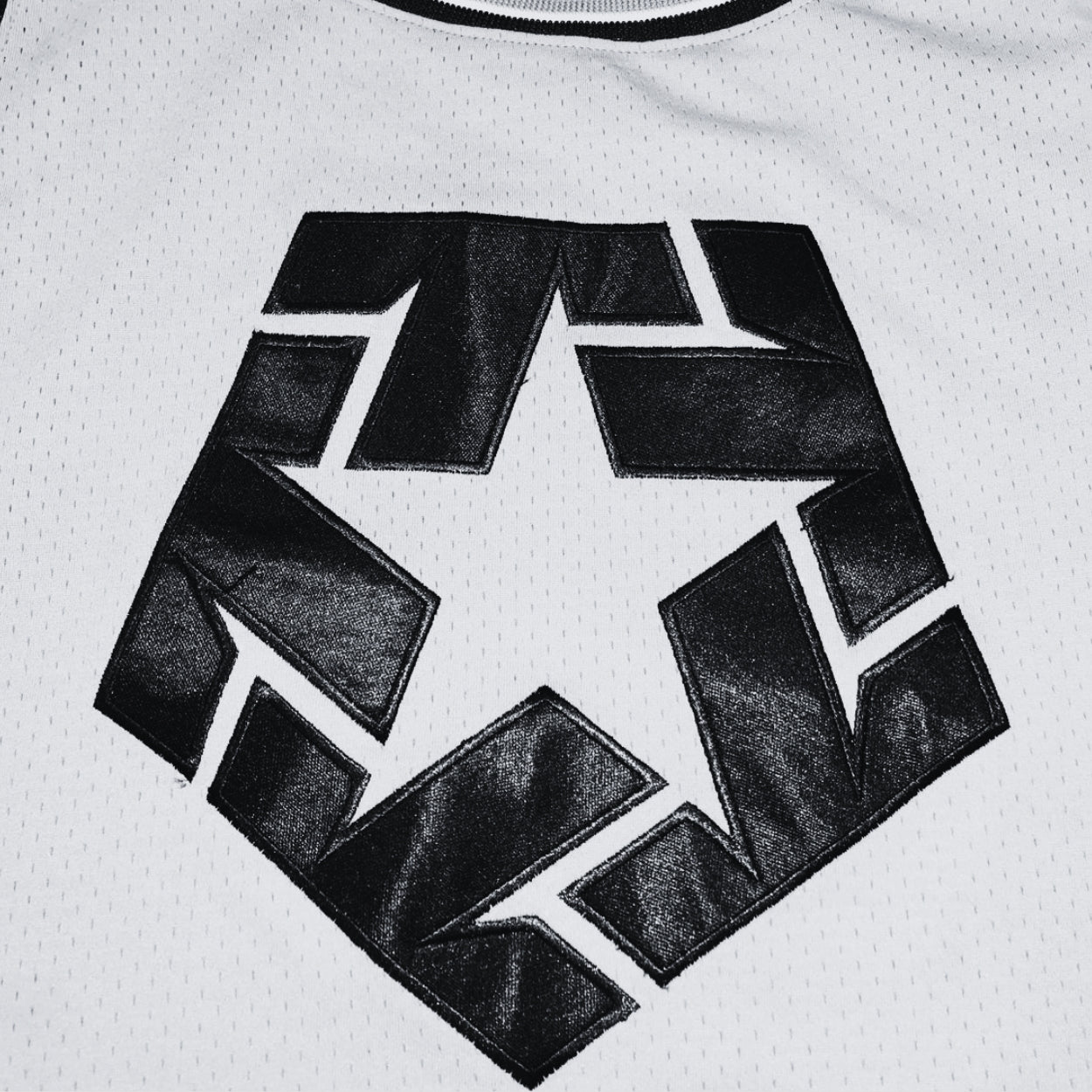 JERSEY TRIBAL GRIS TIPO BASQUET