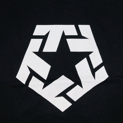 PLAYERA TRIBAL NEGRA LOGO EN EL PECHO