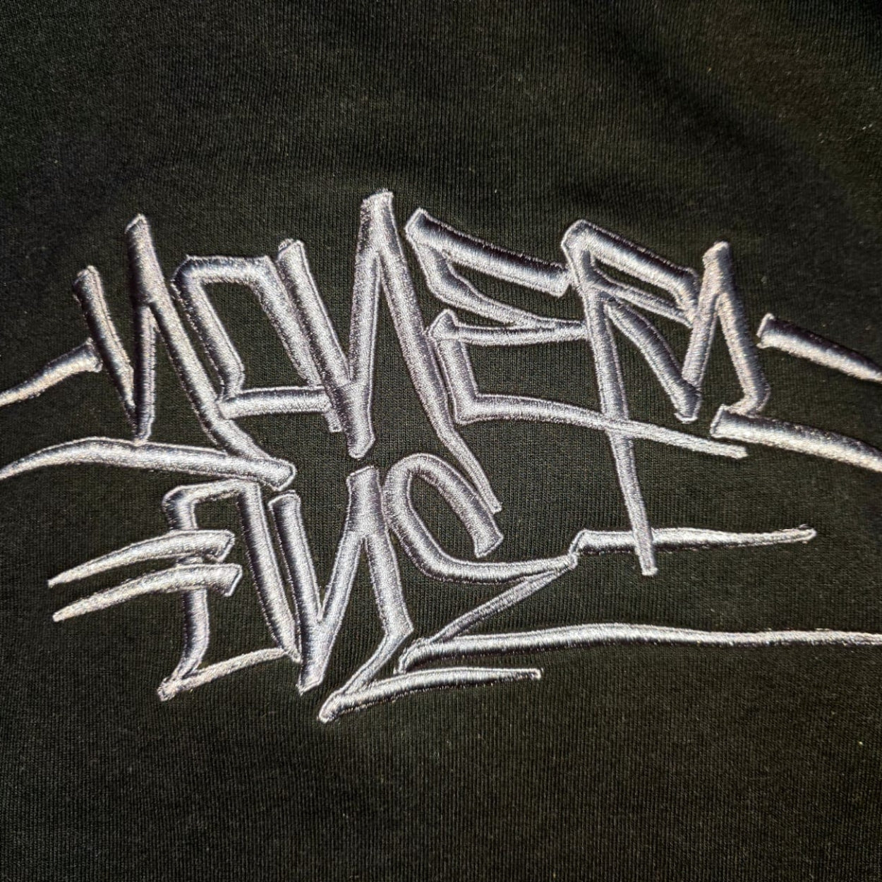 HOODIE YONER NEGRA LETRAS GRIS