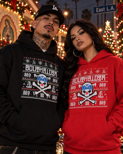 Vista cercana del estampado navideño de las hoodies negra y roja