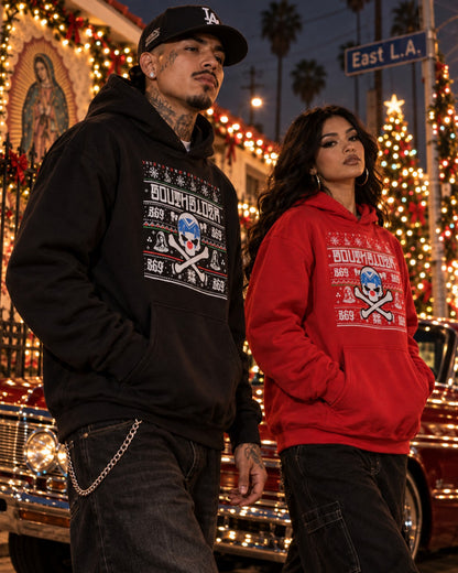 Vista de tres cuartos en modelos virtuales, hoodie roja y negra