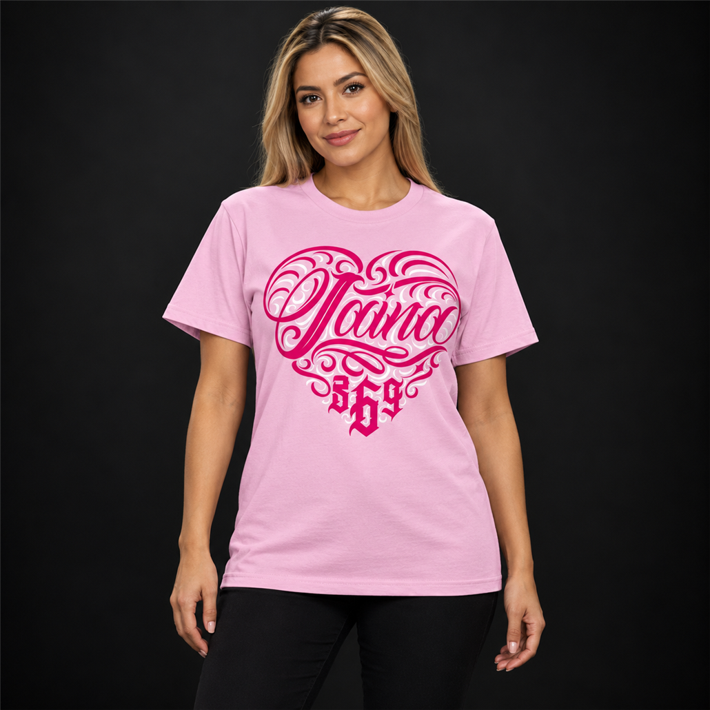 Playera Southsider 369 Jaina Rosa Premium — prenda presentada por modelo