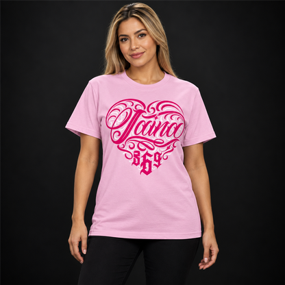 Playera Southsider 369 Jaina Rosa Premium — prenda presentada por modelo
