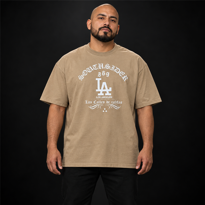 Playera Southsider LA Beige Premium — prenda presentada por modelo