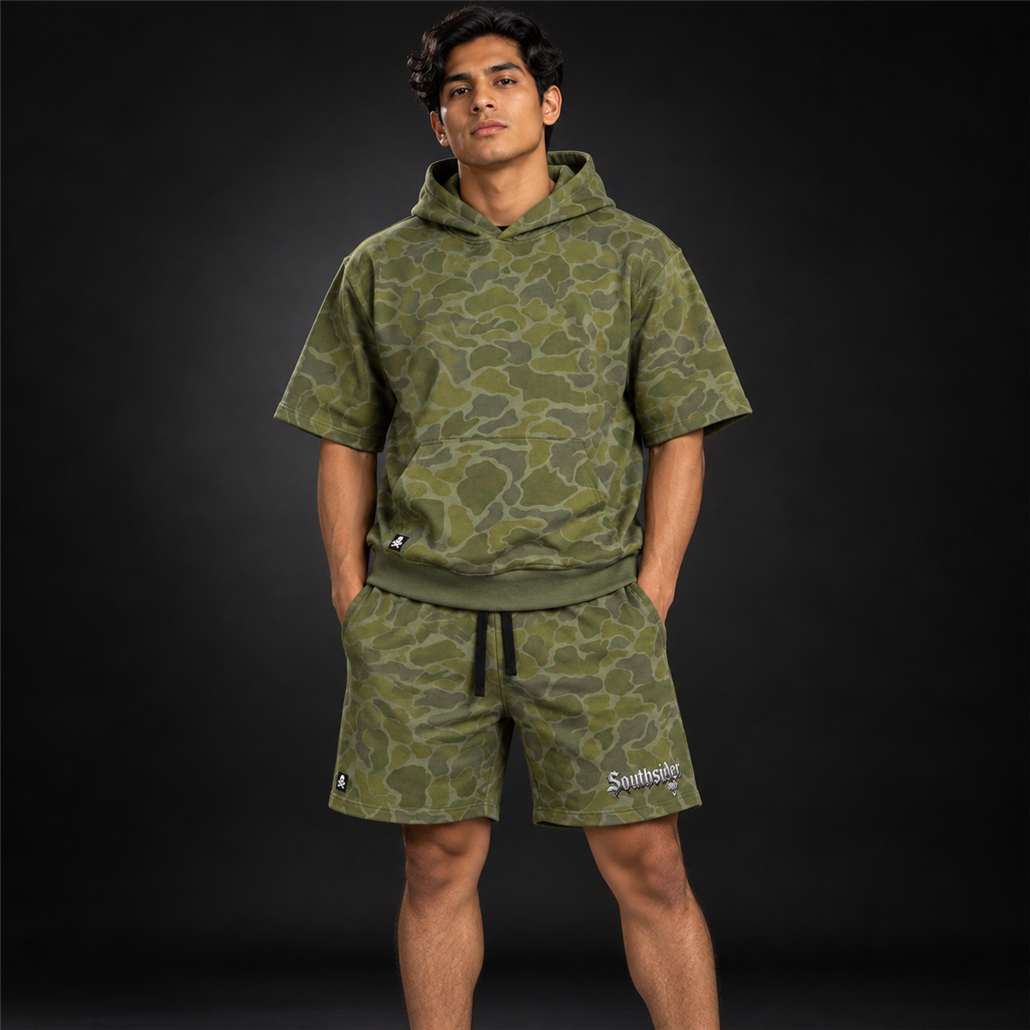 Conjunto Streetwear Camuflaje "Southsider 369" presentado con modelo adulto juvenil