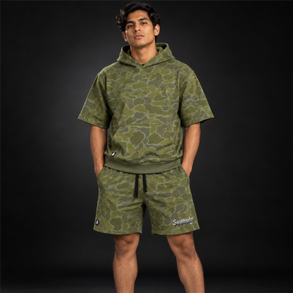 Conjunto Streetwear Camuflaje "Southsider 369" presentado con modelo adulto juvenil