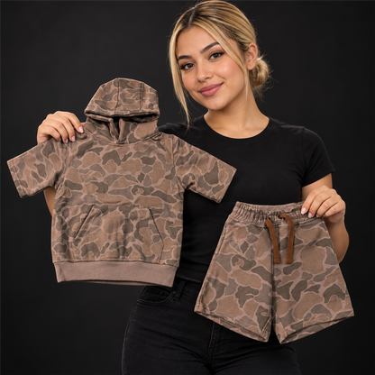 • Conjunto Dos Piezas Estilo Streetwear Camuflaje Para Niño presentado con modelo adulto juvenil